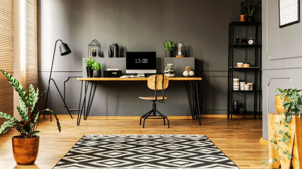 Ambiente criativo com poltrona retrô, plantas grandes e iluminação suave, ideal para pausas mentais e estímulo à criatividade em espaços de trabalho com decoração natural.