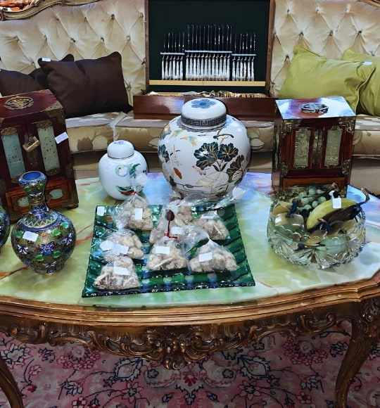 Mesa clássica com porcelanas orientais, vasos, cristaleira e peças decorativas, destacando itens raros em ambiente de móveis usados